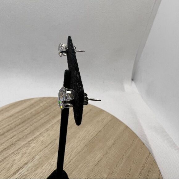 Dazzling sparkly crystal rhinestone post earrings - Picture 7 of 7